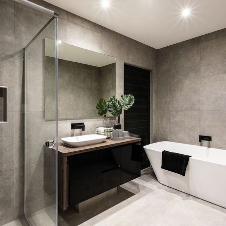 Modernes schlichtes Baddesign mit ebenerdiger Duschkabine